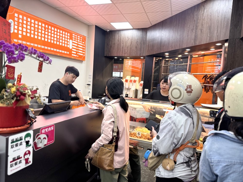 【燒臘教父中清店】肉量爆多的燒臘便當,內用熱湯喝到飽高CP值必吃,台中北屯美食推薦 @猴屁的異想世界 【燒臘教父中清店】肉量爆多的燒臘便當,內用熱湯喝到飽高CP值必吃,台中北屯美食推薦 @猴屁的異想世界