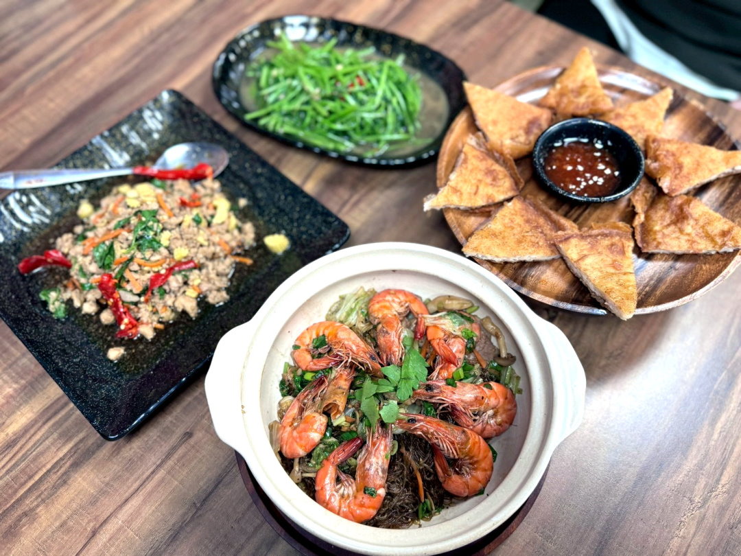 【泰小吃店】三重美食推薦，大同北路人氣平價泰式料理，月亮蝦餅＋打拋豬必吃 @猴屁的異想世界