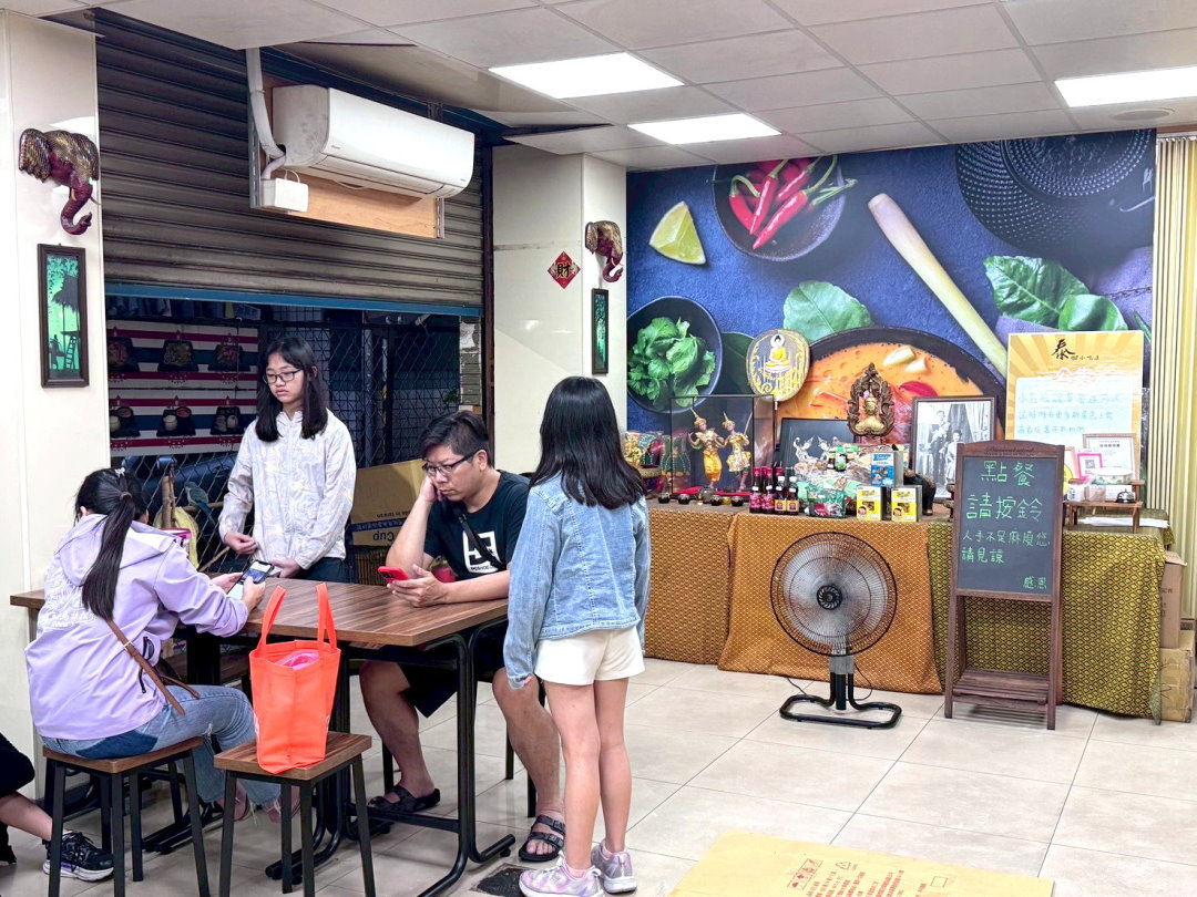 【泰小吃店】三重美食推薦，大同北路人氣平價泰式料理，月亮蝦餅＋打拋豬必吃 @猴屁的異想世界