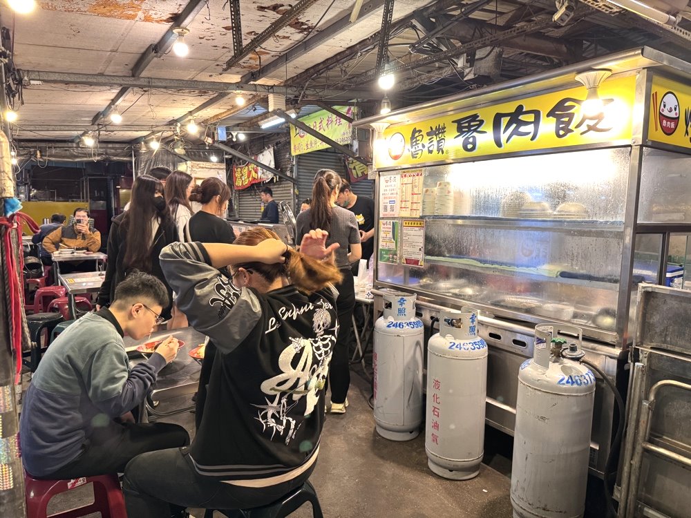 【魯讚魯肉飯】台中排隊必吃魯肉飯，爌肉超好吃，半熟蛋超邪惡，綜合湯高CP值，西屯宵夜推薦 @猴屁的異想世界