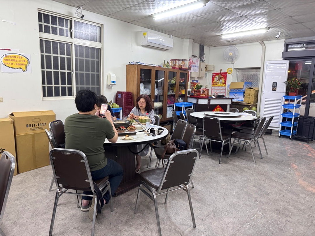 【廣式養生功夫雞】台中南屯美食推薦，隱藏版椰子雞湯超鮮甜，白切雞皮Q肉嫩必吃 @猴屁的異想世界