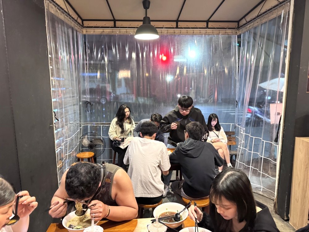 【麵武嵐拉麵】深夜排隊拉麵推薦,營業到凌晨1點半,台中西屯路美食 @猴屁的異想世界 【麵武嵐拉麵】深夜排隊拉麵推薦,營業到凌晨1點半,台中西屯路美食 @猴屁的異想世界