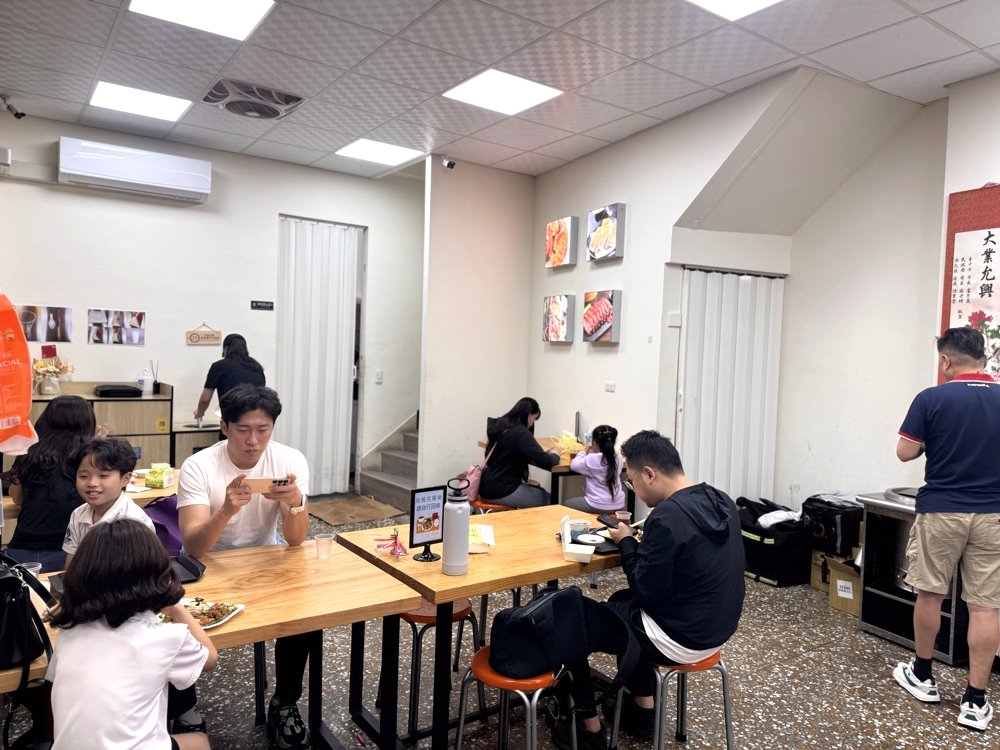 【燒臘教父中清店】肉量爆多的燒臘便當,內用熱湯喝到飽高CP值必吃,台中北屯美食推薦 @猴屁的異想世界 【燒臘教父中清店】肉量爆多的燒臘便當,內用熱湯喝到飽高CP值必吃,台中北屯美食推薦 @猴屁的異想世界