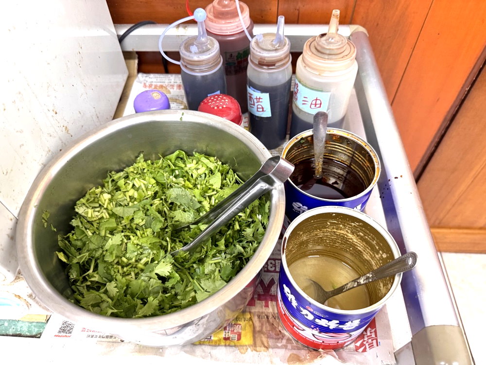【茂川肉丸】台中百年老店米其林小吃，香菜自由加必吃肉丸配水晶餃，第二市場美食推薦 @猴屁的異想世界