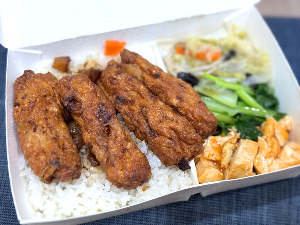 【皇家豪蝦捲排骨便當店】台中西屯逢甲美食推薦，蝦捲炸雞腿一次滿足，高CP值必吃便當 @猴屁的異想世界