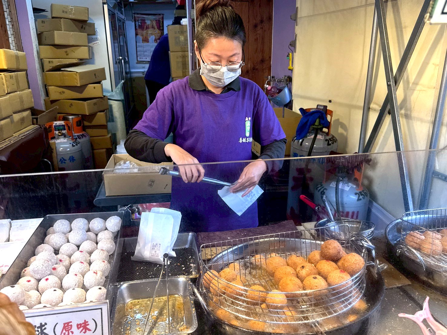 【五甲地香酥芋泥球】大甲排隊必吃銅板小吃,超人氣外酥內綿芋泥球,大甲美食推薦 @猴屁的異想世界 【五甲地香酥芋泥球】大甲排隊必吃銅板小吃,超人氣外酥內綿芋泥球,大甲美食推薦 @猴屁的異想世界