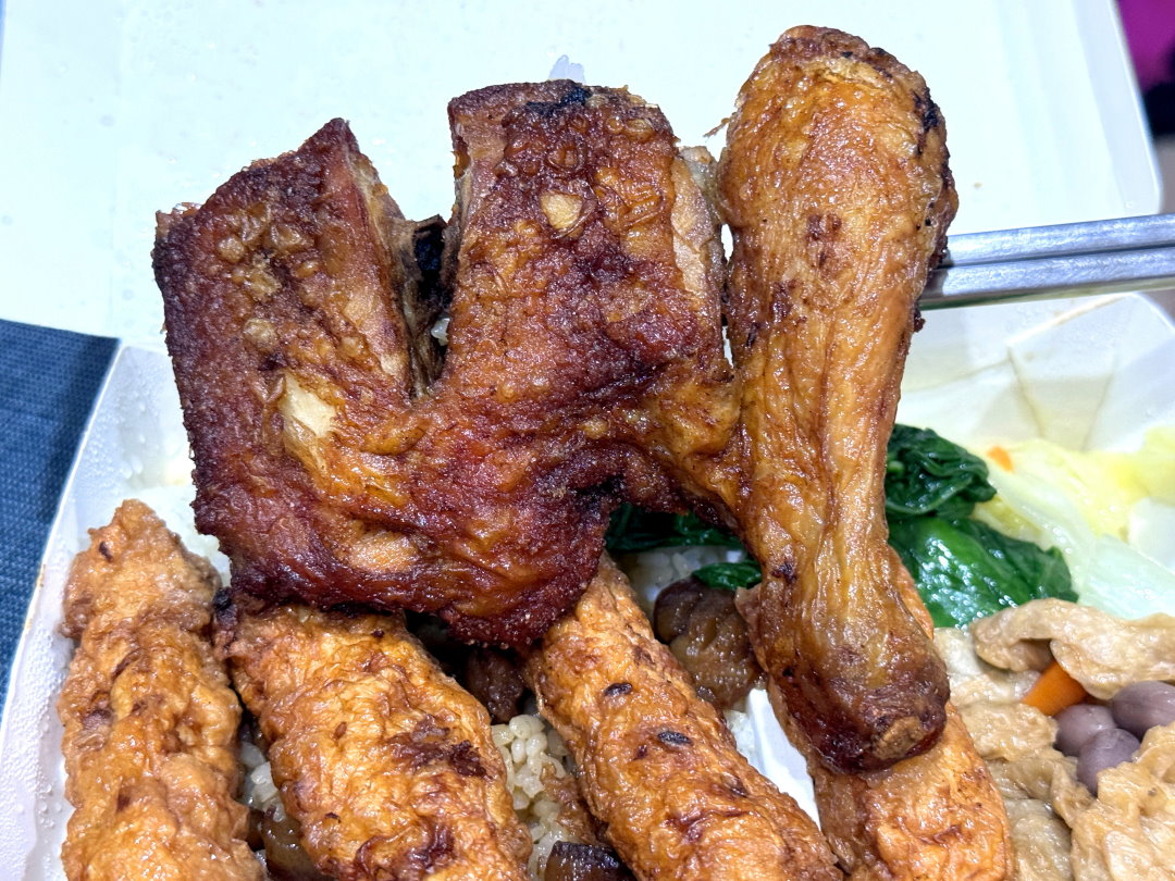 【皇家豪蝦捲排骨便當店】台中西屯逢甲美食推薦，蝦捲炸雞腿一次滿足，高CP值必吃便當 @猴屁的異想世界
