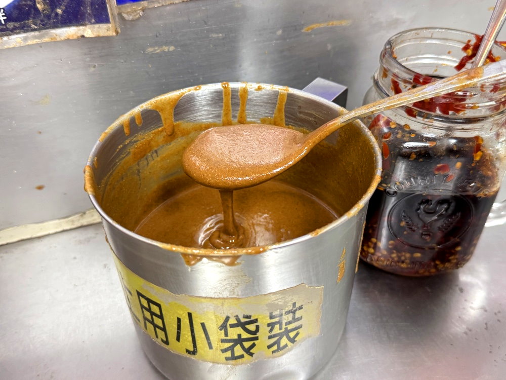 【立偉麵食】台中第二市場美食推薦,一麵三吃超滿足,麻醬隨你加,蝦仁羹料多爆滿必吃 @猴屁的異想世界 【立偉麵食】台中第二市場美食推薦,一麵三吃超滿足,麻醬隨你加,蝦仁羹料多爆滿必吃 @猴屁的異想世界
