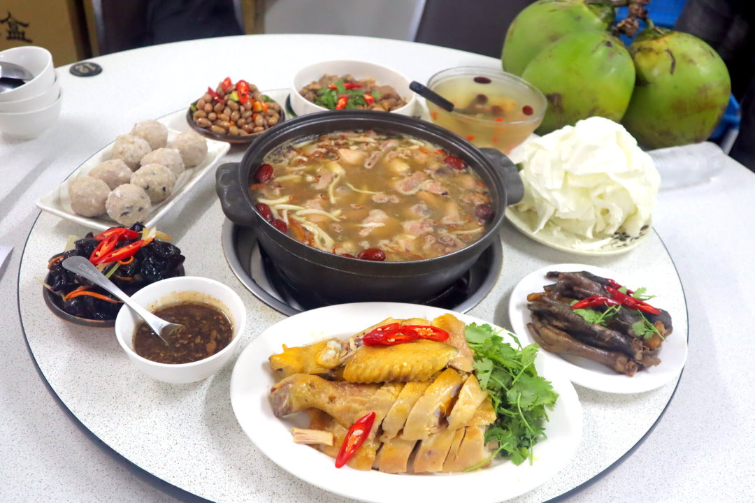 【廣式養生功夫雞】台中南屯美食推薦，隱藏版椰子雞湯超鮮甜，白切雞皮Q肉嫩必吃 @猴屁的異想世界