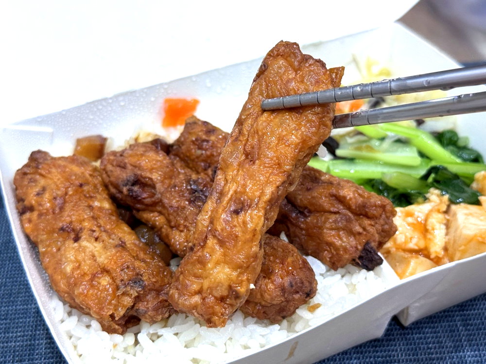 【皇家豪蝦捲排骨便當店】台中西屯逢甲美食推薦，蝦捲炸雞腿一次滿足，高CP值必吃便當 @猴屁的異想世界