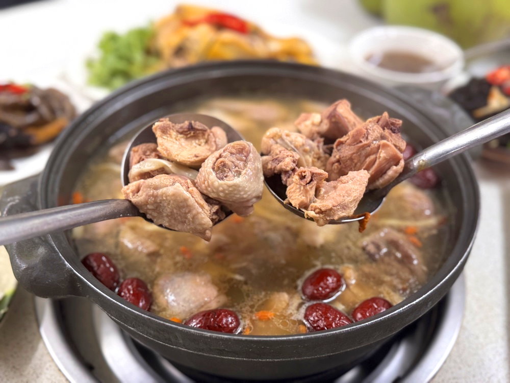 【廣式養生功夫雞】台中南屯美食推薦，隱藏版椰子雞湯超鮮甜，白切雞皮Q肉嫩必吃 @猴屁的異想世界