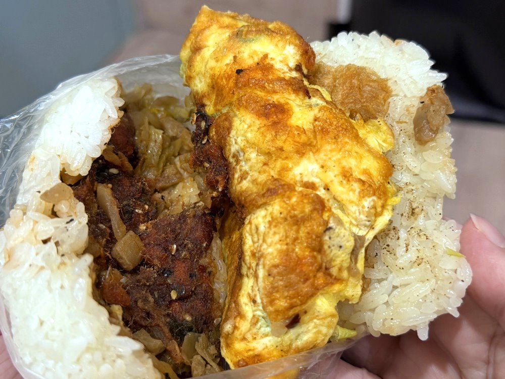 【漢口飯糰】超人氣排隊早餐飯糰只要50元料多到爆,在地人推薦必吃,台中漢口路美食 @猴屁的異想世界 【漢口飯糰】超人氣排隊早餐飯糰只要50元料多到爆,在地人推薦必吃,台中漢口路美食 @猴屁的異想世界