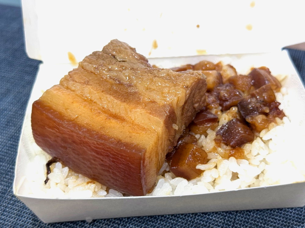 【皇家豪蝦捲排骨便當店】台中西屯逢甲美食推薦，蝦捲炸雞腿一次滿足，高CP值必吃便當 @猴屁的異想世界