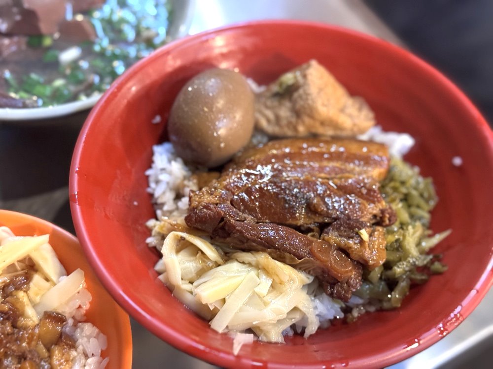 【魯讚魯肉飯】台中排隊必吃魯肉飯，爌肉超好吃，半熟蛋超邪惡，綜合湯高CP值，西屯宵夜推薦 @猴屁的異想世界