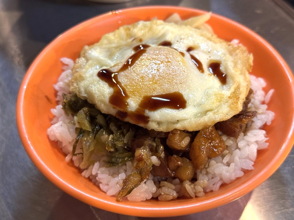 【魯讚魯肉飯】台中排隊必吃魯肉飯，爌肉超好吃，半熟蛋超邪惡，綜合湯高CP值，西屯宵夜推薦 @猴屁的異想世界