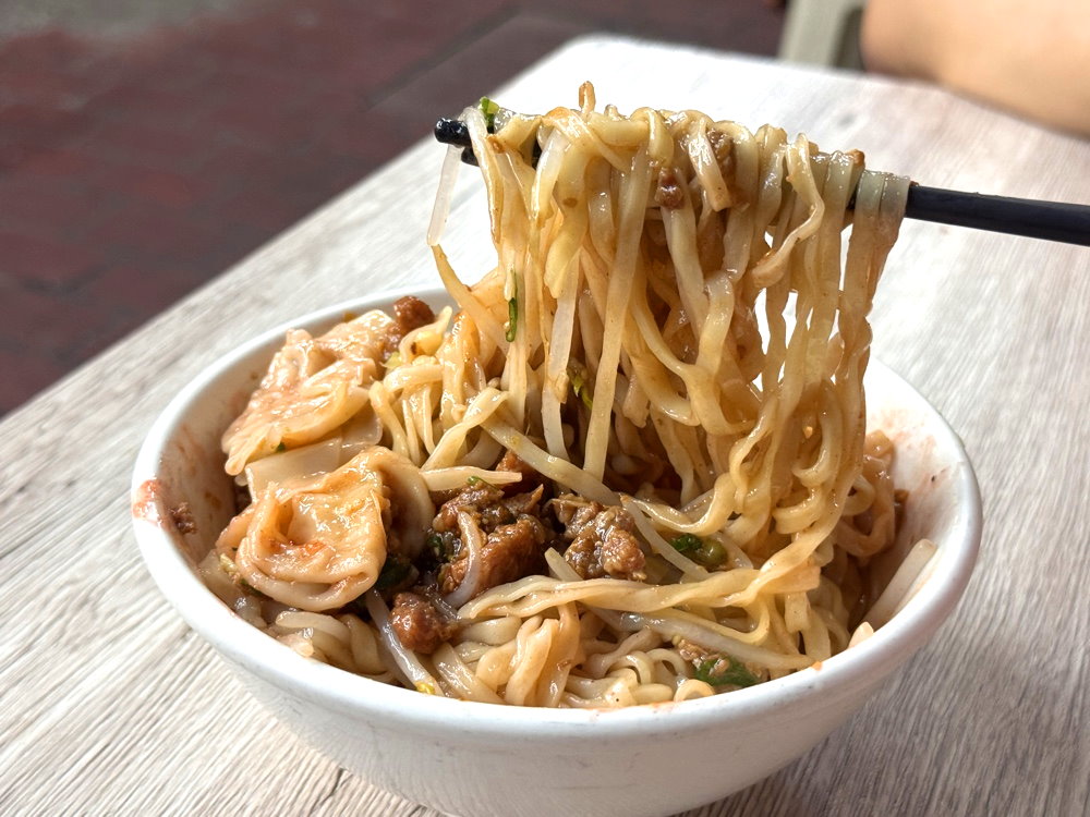 【嵐肉燥專賣店】台中第二市場美食推薦，排隊必吃肉燥飯，梅花肉飯＋意麵人氣必點 @猴屁的異想世界