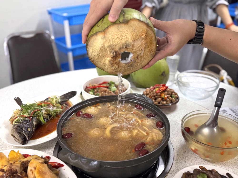 【廣式養生功夫雞】台中南屯美食推薦，隱藏版椰子雞湯超鮮甜，白切雞皮Q肉嫩必吃 @猴屁的異想世界