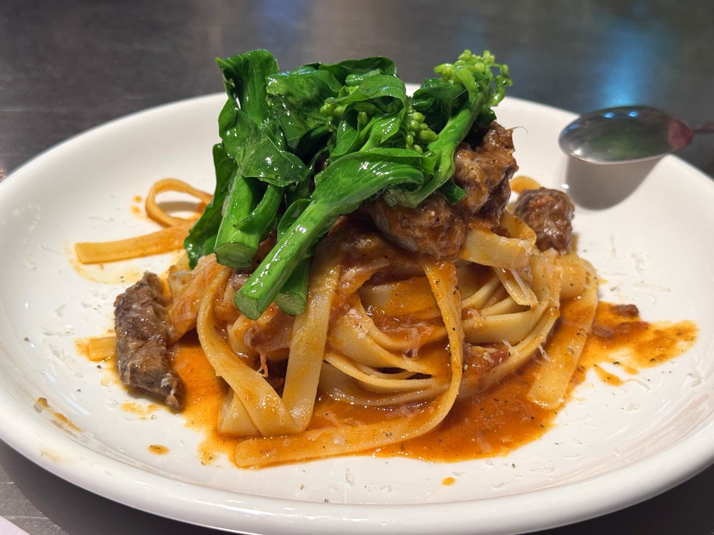 【BRUN不然板橋店】台北人氣名店進駐板橋，班尼迪克蛋＋紅酒燉牛肉麵必吃，近板橋站 @猴屁的異想世界