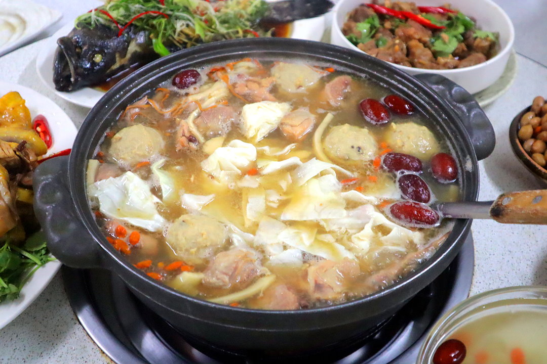 【廣式養生功夫雞】台中南屯美食推薦，隱藏版椰子雞湯超鮮甜，白切雞皮Q肉嫩必吃 @猴屁的異想世界