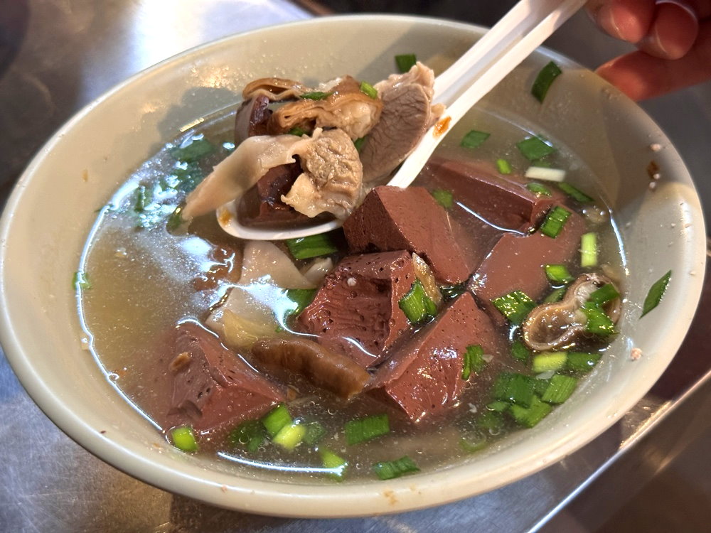 【魯讚魯肉飯】台中排隊必吃魯肉飯，爌肉超好吃，半熟蛋超邪惡，綜合湯高CP值，西屯宵夜推薦 @猴屁的異想世界