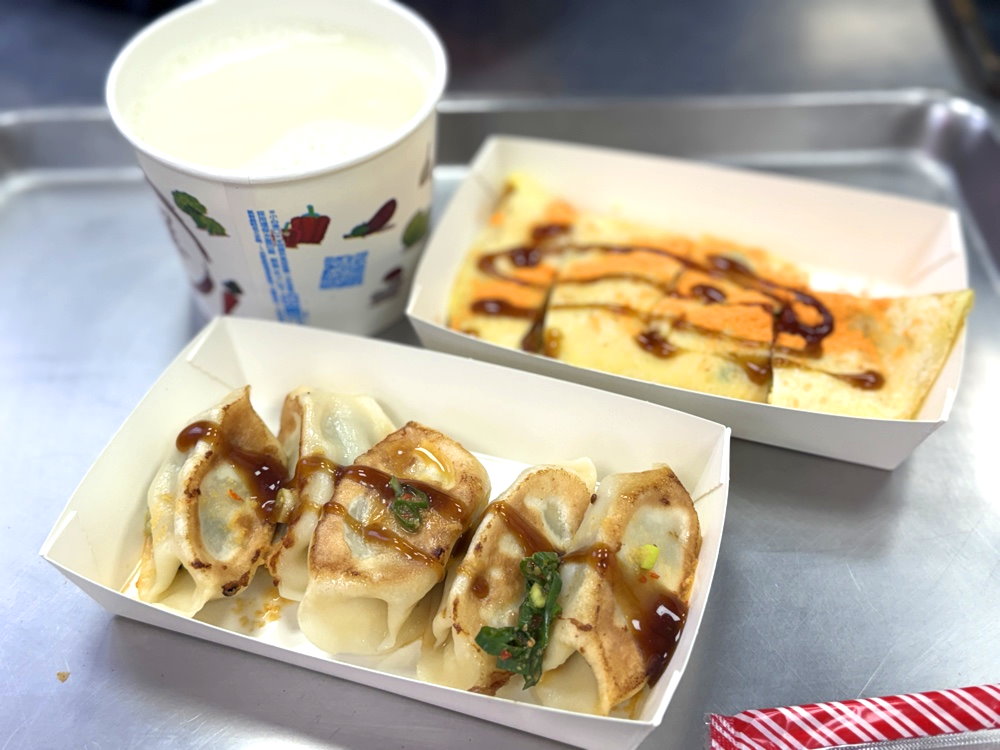 【逢甲燒餅豆漿】台中逢甲夜市美食,宵夜必吃起士蛋餅牽絲爆表排隊人氣 @猴屁的異想世界 【逢甲燒餅豆漿】台中逢甲夜市美食,宵夜必吃起士蛋餅牽絲爆表排隊人氣 @猴屁的異想世界