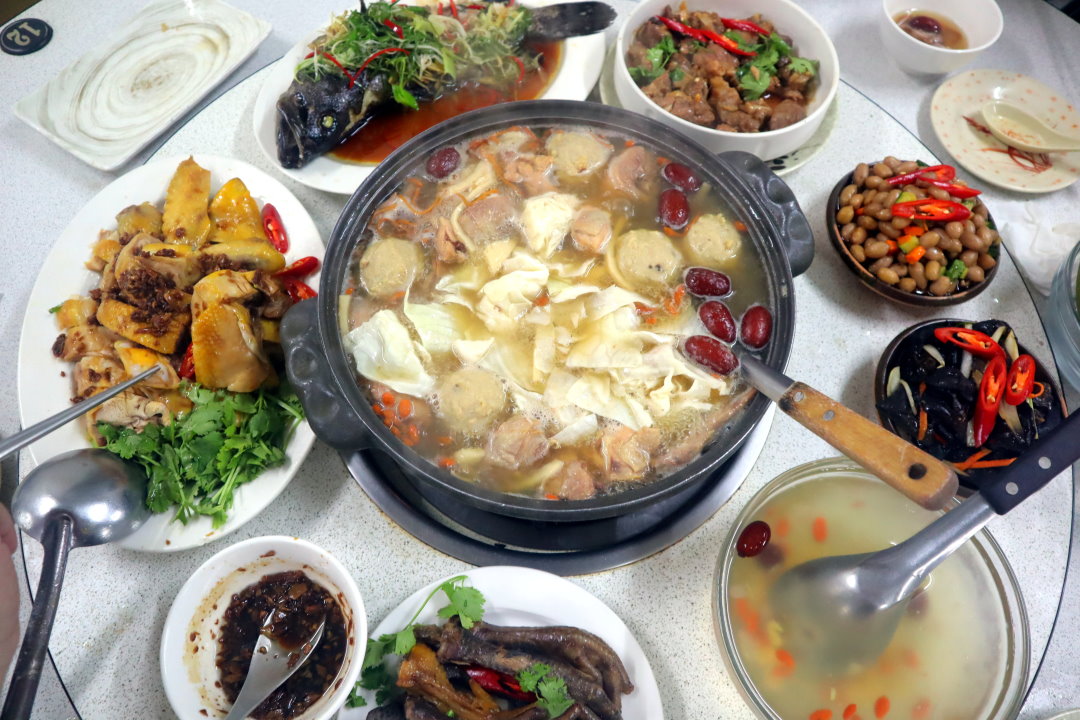 【廣式養生功夫雞】台中南屯美食推薦，隱藏版椰子雞湯超鮮甜，白切雞皮Q肉嫩必吃 @猴屁的異想世界