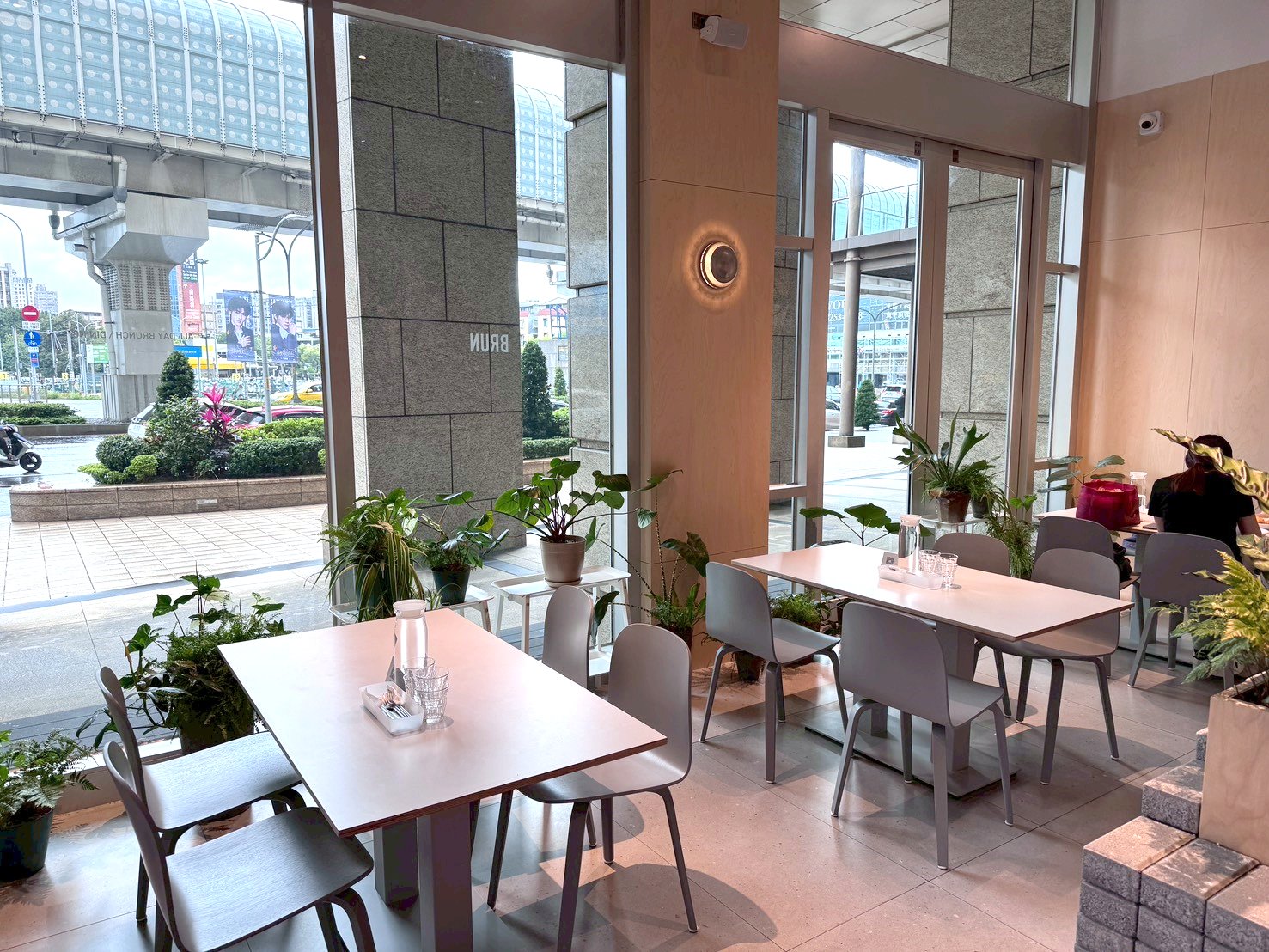 【BRUN不然板橋店】台北人氣名店進駐板橋，班尼迪克蛋＋紅酒燉牛肉麵必吃，近板橋站 @猴屁的異想世界