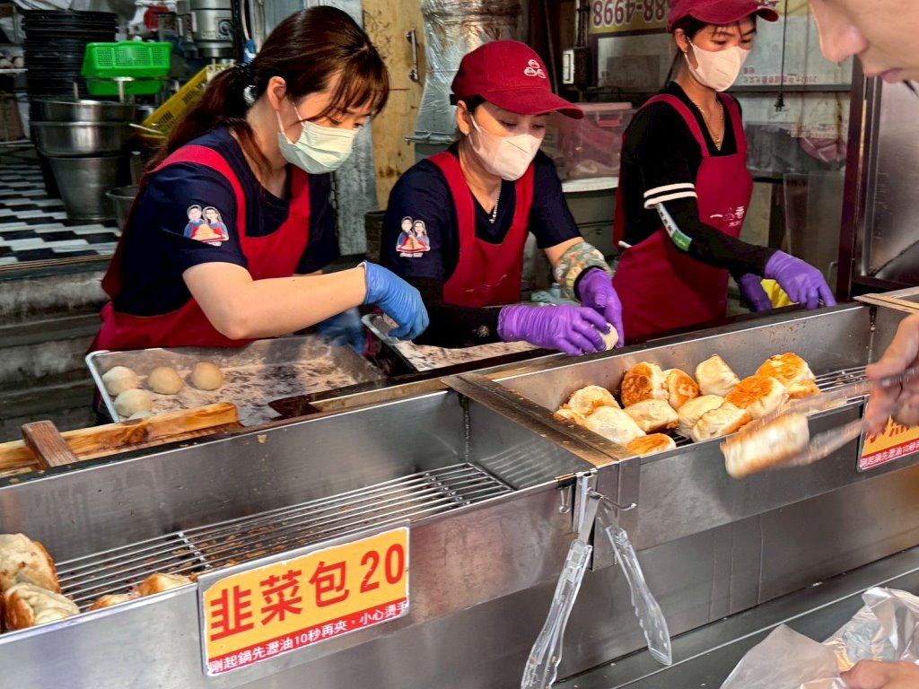 【一品香水煎包】大甲鎮瀾宮旁超人氣排隊名店，爆汁豬肉餡餅＋高麗菜水煎包必吃