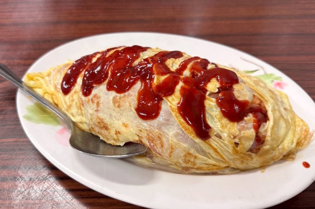 【夜夜見來蛋包飯】台中忠孝夜市美食推薦，超人氣排隊歐姆蛋包飯，茄汁炒飯大份量超滿足