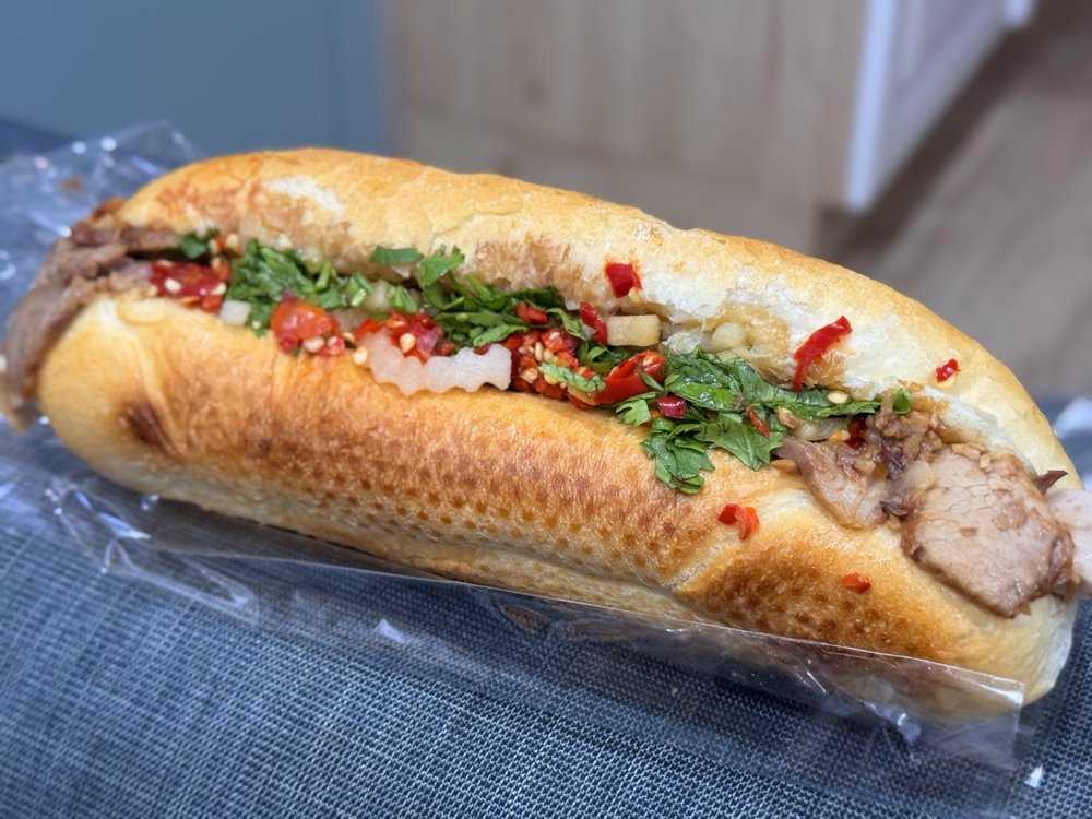小辣椒越南麵包｜台中第三市場美食推薦，排隊必吃越南法國麵包，料多爆滿超澎湃