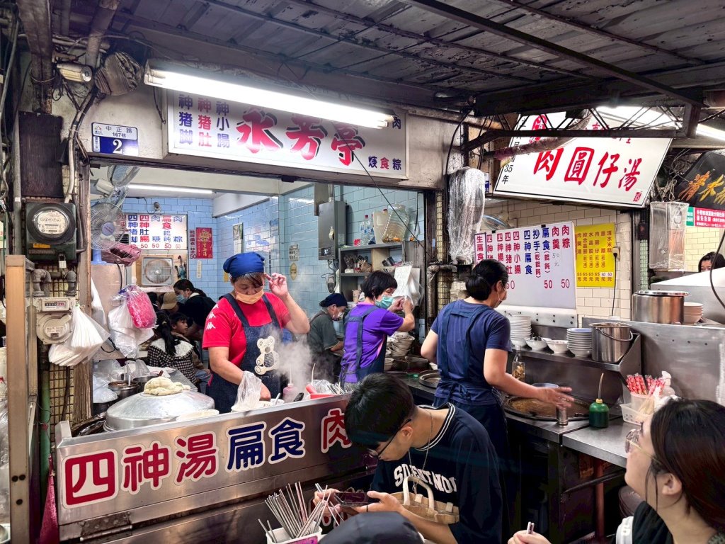 【永芳亭扁食肉粽】廟東必吃老字號古早味,肉粽淋特製醬汁超誘人,豐原廟東夜市美食推薦 @猴屁的異想世界 【永芳亭扁食肉粽】廟東必吃老字號古早味,肉粽淋特製醬汁超誘人,豐原廟東夜市美食推薦 @猴屁的異想世界