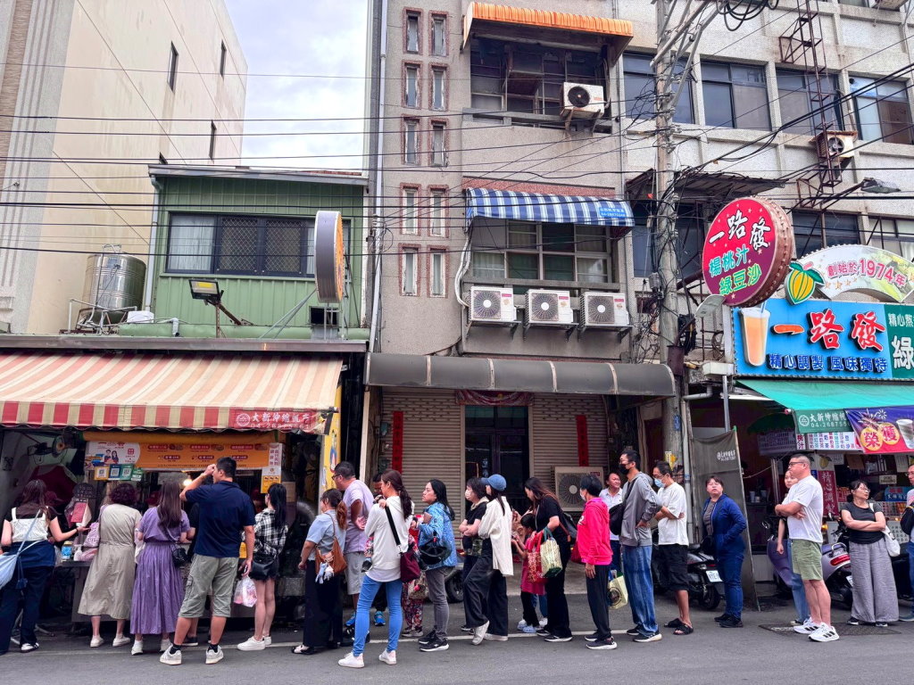【一品香水煎包】大甲鎮瀾宮旁超人氣排隊名店,爆汁豬肉餡餅+高麗菜水煎包必吃 @猴屁的異想世界 【一品香水煎包】大甲鎮瀾宮旁超人氣排隊名店,爆汁豬肉餡餅+高麗菜水煎包必吃 @猴屁的異想世界