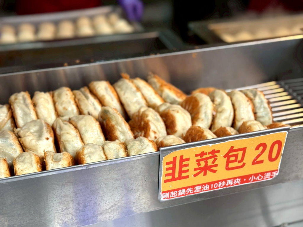 【一品香水煎包】大甲鎮瀾宮旁超人氣排隊名店,爆汁豬肉餡餅+高麗菜水煎包必吃 @猴屁的異想世界 【一品香水煎包】大甲鎮瀾宮旁超人氣排隊名店,爆汁豬肉餡餅+高麗菜水煎包必吃 @猴屁的異想世界