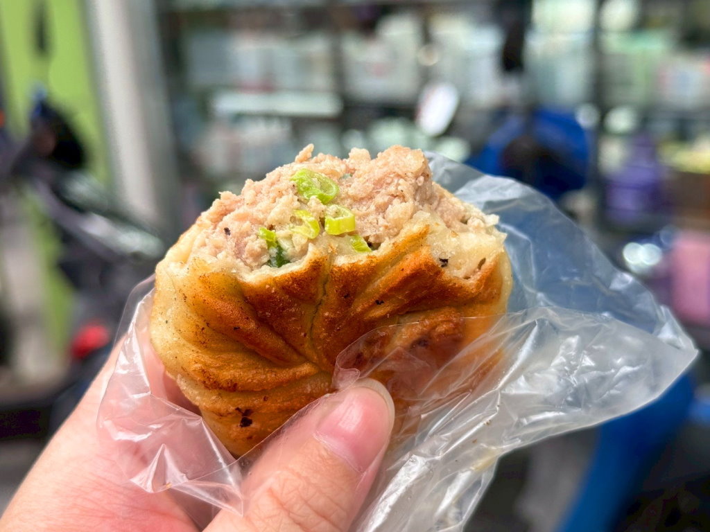 【一品香水煎包】大甲鎮瀾宮旁超人氣排隊名店,爆汁豬肉餡餅+高麗菜水煎包必吃 @猴屁的異想世界 【一品香水煎包】大甲鎮瀾宮旁超人氣排隊名店,爆汁豬肉餡餅+高麗菜水煎包必吃 @猴屁的異想世界