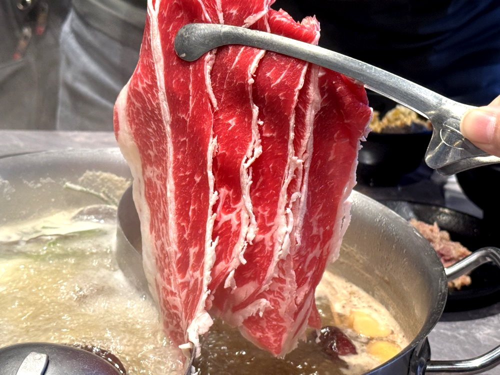 【小蒙牛頂級麻辣鍋台中大里店】麻辣火鍋+燒烤火烤兩吃,哈根達斯無限吃,台中大里吃到飽推薦 @猴屁的異想世界 【小蒙牛頂級麻辣鍋台中大里店】麻辣火鍋+燒烤火烤兩吃,哈根達斯無限吃,台中大里吃到飽推薦 @猴屁的異想世界