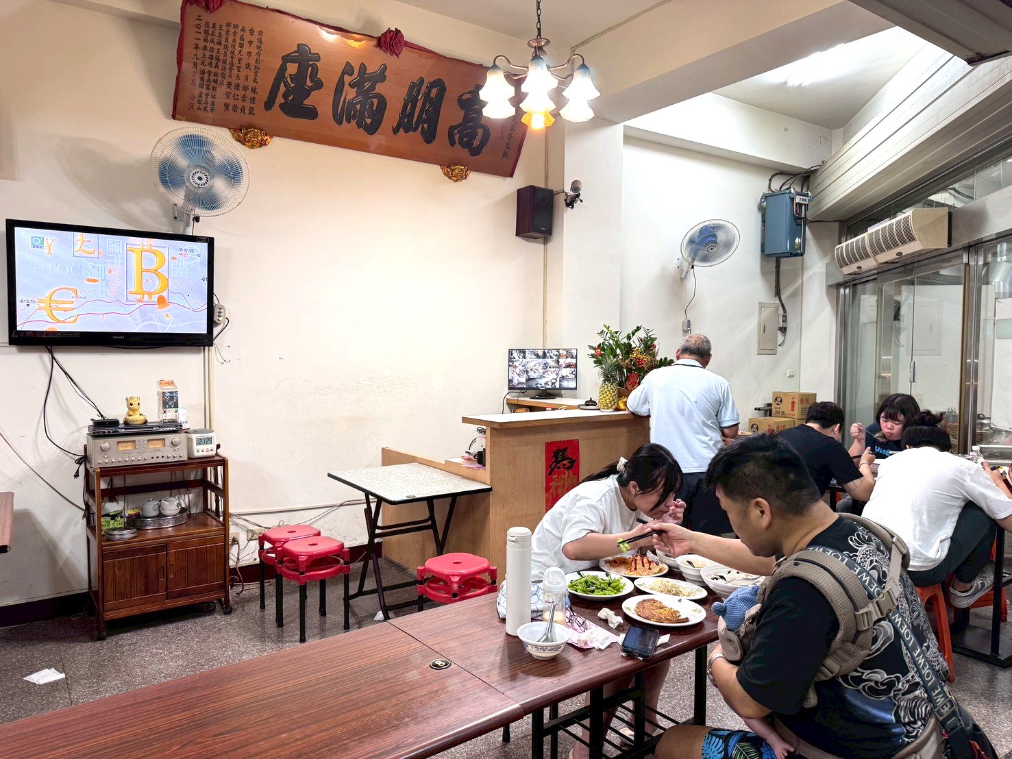 【夜夜見來蛋包飯】台中忠孝夜市美食推薦，超人氣排隊歐姆蛋包飯，茄汁炒飯大份量超滿足 @猴屁的異想世界