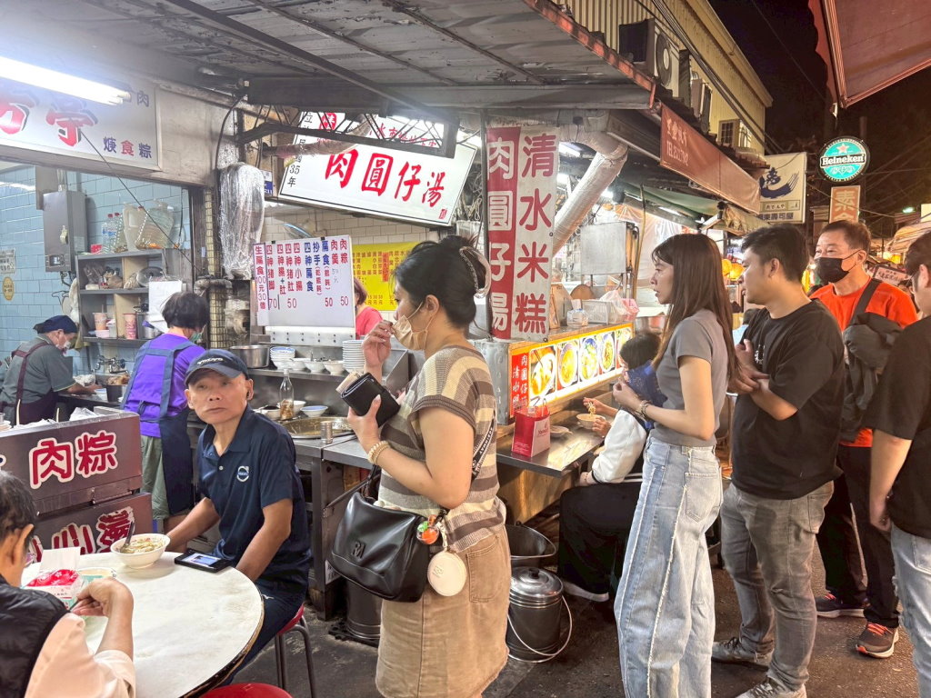 【永芳亭扁食肉粽】廟東必吃老字號古早味,肉粽淋特製醬汁超誘人,豐原廟東夜市美食推薦 @猴屁的異想世界 【永芳亭扁食肉粽】廟東必吃老字號古早味,肉粽淋特製醬汁超誘人,豐原廟東夜市美食推薦 @猴屁的異想世界