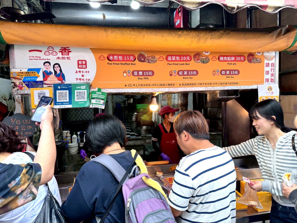 【一品香水煎包】大甲鎮瀾宮旁超人氣排隊名店,爆汁豬肉餡餅+高麗菜水煎包必吃 @猴屁的異想世界 【一品香水煎包】大甲鎮瀾宮旁超人氣排隊名店,爆汁豬肉餡餅+高麗菜水煎包必吃 @猴屁的異想世界