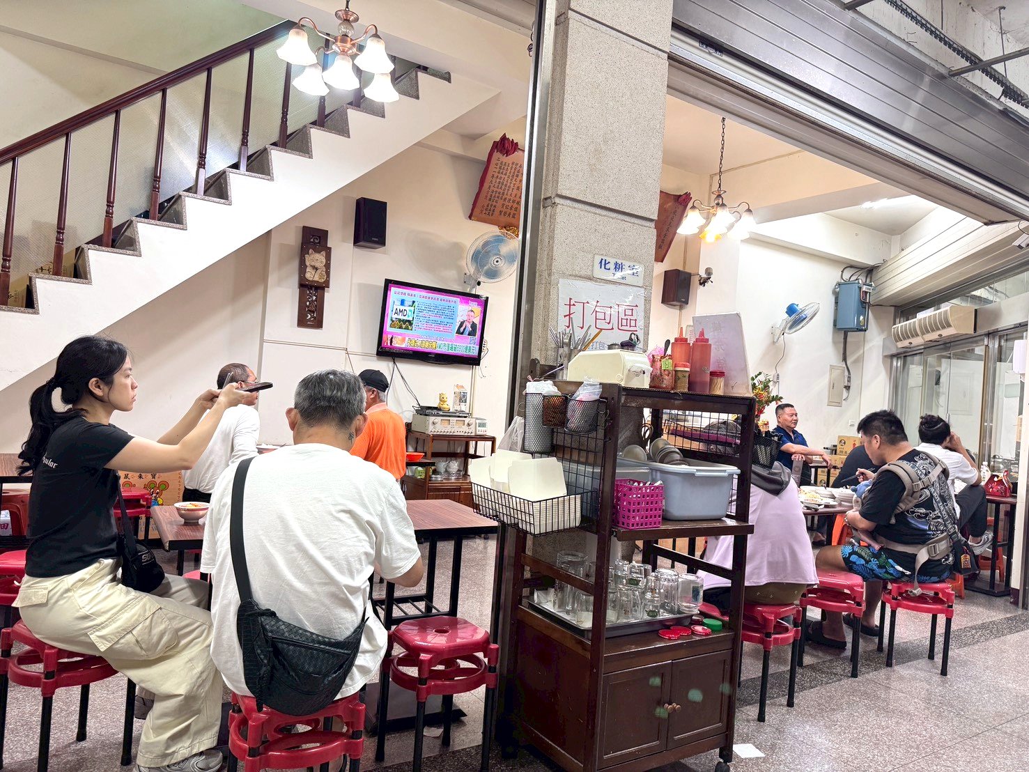 【夜夜見來蛋包飯】台中忠孝夜市美食推薦，超人氣排隊歐姆蛋包飯，茄汁炒飯大份量超滿足 @猴屁的異想世界