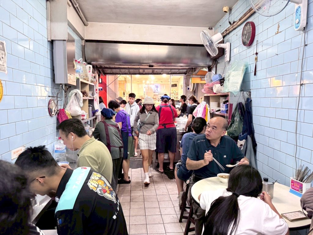 【永芳亭扁食肉粽】廟東必吃老字號古早味,肉粽淋特製醬汁超誘人,豐原廟東夜市美食推薦 @猴屁的異想世界 【永芳亭扁食肉粽】廟東必吃老字號古早味,肉粽淋特製醬汁超誘人,豐原廟東夜市美食推薦 @猴屁的異想世界