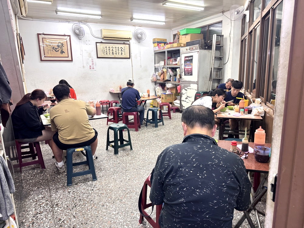 【阿隆麵攤】台中向上市場美食推薦,超人氣排隊麵店,濃郁麻醬麵必吃 @猴屁的異想世界 【阿隆麵攤】台中向上市場美食推薦,超人氣排隊麵店,濃郁麻醬麵必吃 @猴屁的異想世界