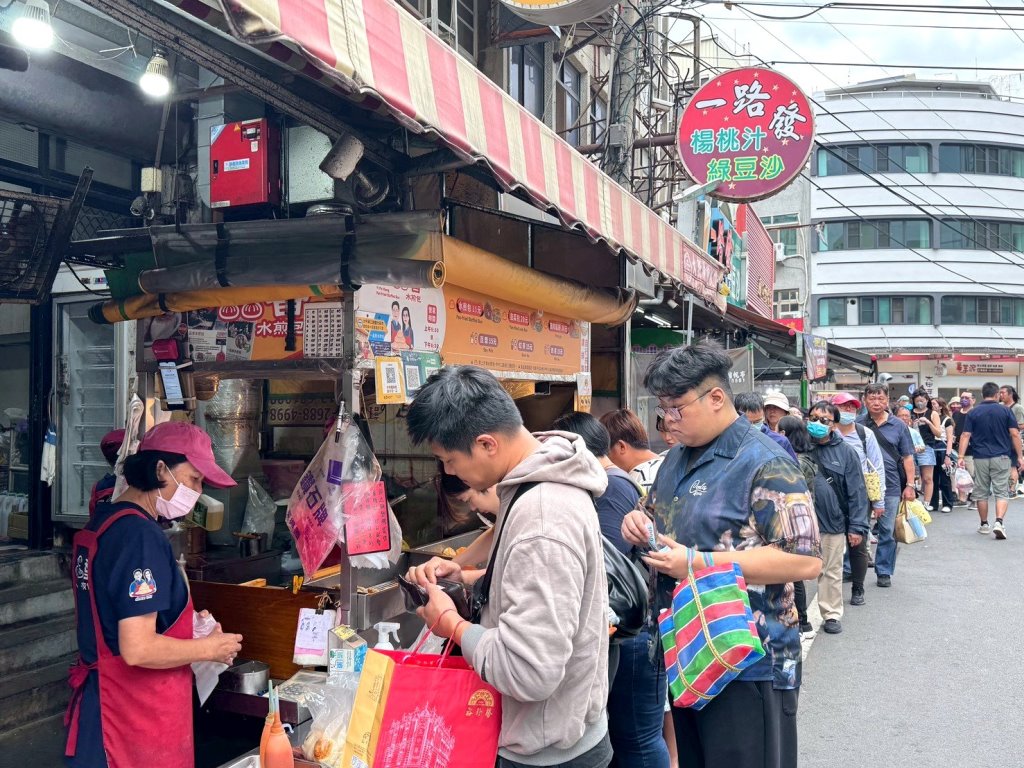 【一品香水煎包】大甲鎮瀾宮旁超人氣排隊名店,爆汁豬肉餡餅+高麗菜水煎包必吃 @猴屁的異想世界 【一品香水煎包】大甲鎮瀾宮旁超人氣排隊名店,爆汁豬肉餡餅+高麗菜水煎包必吃 @猴屁的異想世界