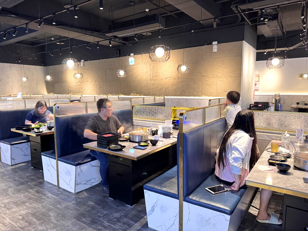 【小蒙牛頂級麻辣鍋台中大里店】麻辣火鍋+燒烤火烤兩吃,哈根達斯無限吃,台中大里吃到飽推薦 @猴屁的異想世界 【小蒙牛頂級麻辣鍋台中大里店】麻辣火鍋+燒烤火烤兩吃,哈根達斯無限吃,台中大里吃到飽推薦 @猴屁的異想世界