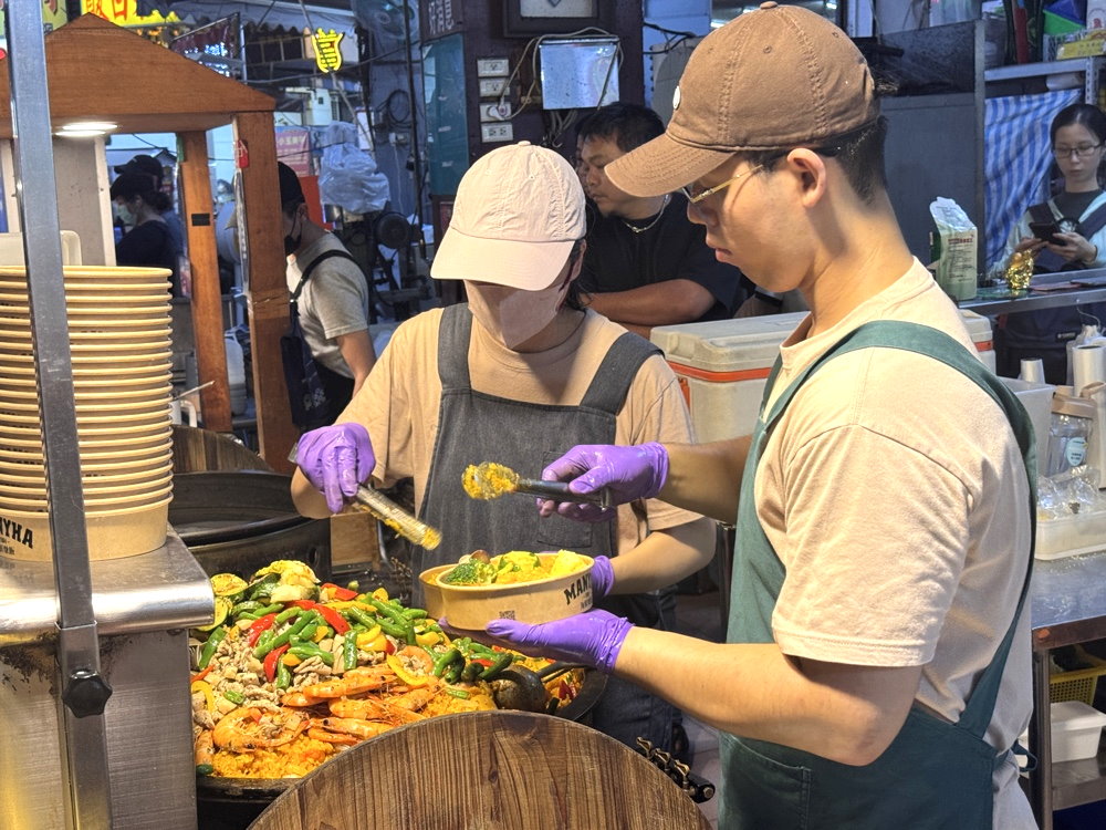 【美力夯大叔】向上市場超人氣西班牙海鮮燉飯,海鮮爆量需預訂,台中西區美食推薦 @猴屁的異想世界 【美力夯大叔】向上市場超人氣西班牙海鮮燉飯,海鮮爆量需預訂,台中西區美食推薦 @猴屁的異想世界