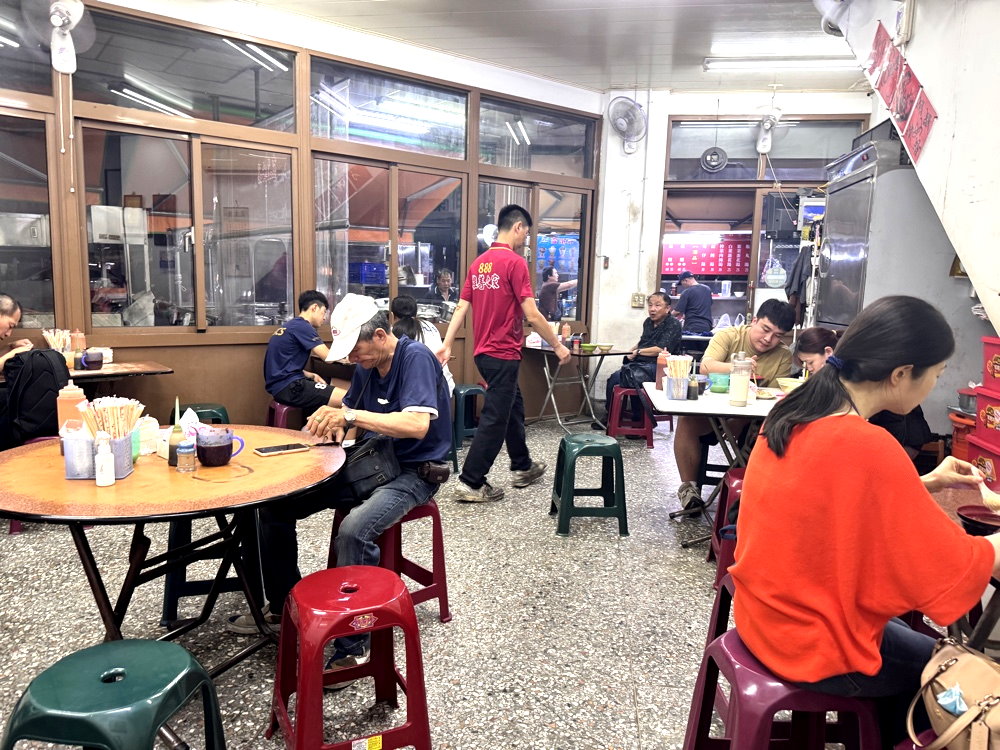【阿隆麵攤】台中向上市場美食推薦,超人氣排隊麵店,濃郁麻醬麵必吃 @猴屁的異想世界 【阿隆麵攤】台中向上市場美食推薦,超人氣排隊麵店,濃郁麻醬麵必吃 @猴屁的異想世界
