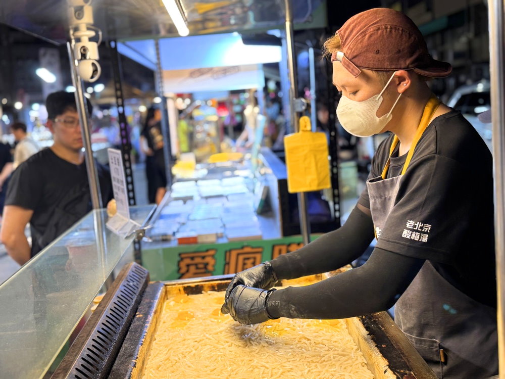 【黃金土豆餅】台南武聖夜市美食推薦,超人氣排隊小吃,馬鈴薯絲加蛋金黃酥脆超欠吃 @猴屁的異想世界 【黃金土豆餅】台南武聖夜市美食推薦,超人氣排隊小吃,馬鈴薯絲加蛋金黃酥脆超欠吃 @猴屁的異想世界