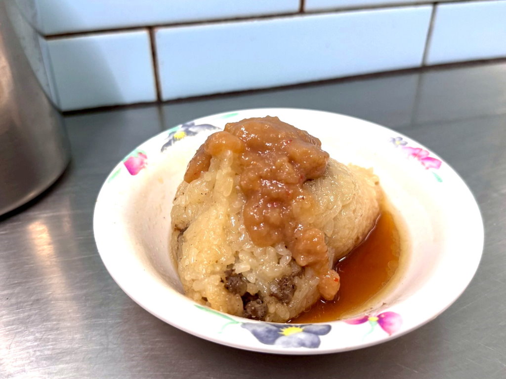 【永芳亭扁食肉粽】廟東必吃老字號古早味,肉粽淋特製醬汁超誘人,豐原廟東夜市美食推薦 @猴屁的異想世界 【永芳亭扁食肉粽】廟東必吃老字號古早味,肉粽淋特製醬汁超誘人,豐原廟東夜市美食推薦 @猴屁的異想世界