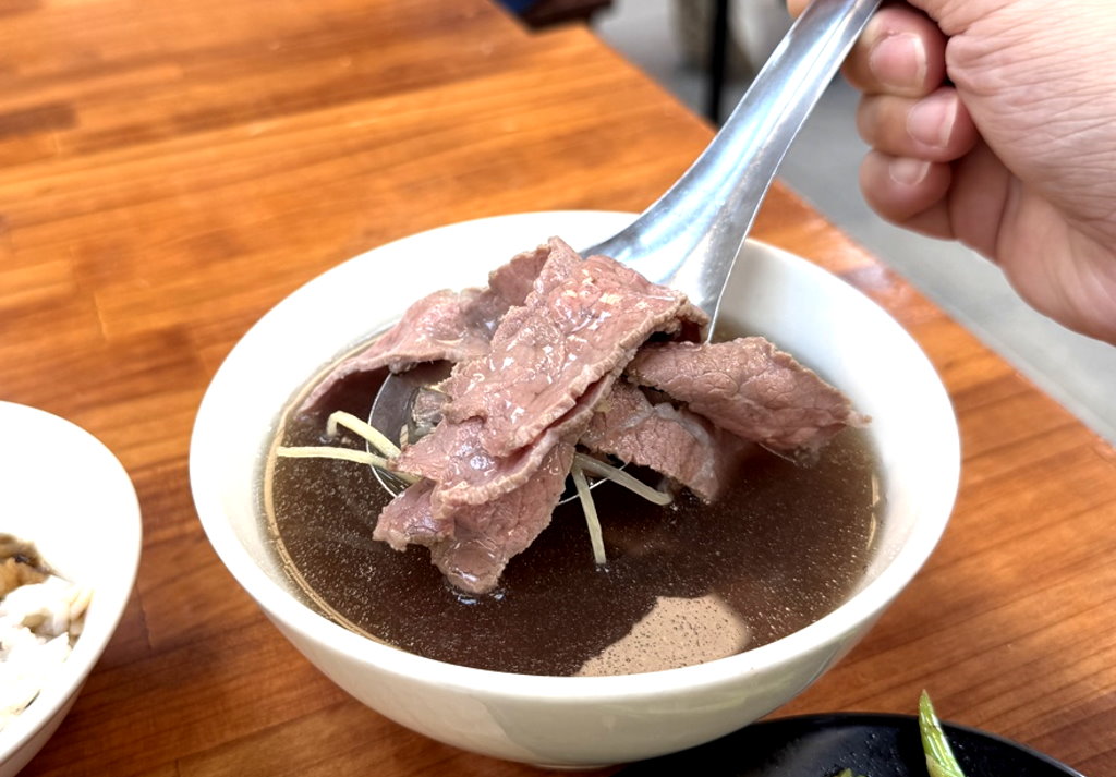 【阿蓮牛肉湯公園店】台南美食推薦,點牛肉湯送牛肉燥飯吃到飽,肉嫩湯鮮超人氣 @猴屁的異想世界 【阿蓮牛肉湯公園店】台南美食推薦,點牛肉湯送牛肉燥飯吃到飽,肉嫩湯鮮超人氣 @猴屁的異想世界