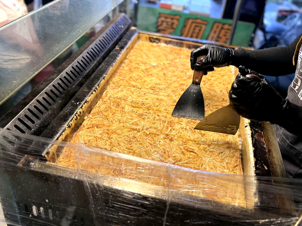 【黃金土豆餅】台南武聖夜市美食推薦,超人氣排隊小吃,馬鈴薯絲加蛋金黃酥脆超欠吃 @猴屁的異想世界 【黃金土豆餅】台南武聖夜市美食推薦,超人氣排隊小吃,馬鈴薯絲加蛋金黃酥脆超欠吃 @猴屁的異想世界