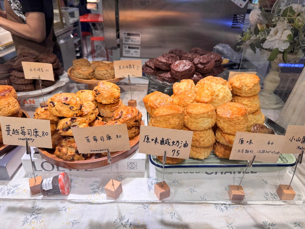 【尷尬司康金典店】台中必買伴手禮,杜拜巧克力壽司限量開賣,第六市場超夯甜點 @猴屁的異想世界 【尷尬司康金典店】台中必買伴手禮,杜拜巧克力壽司限量開賣,第六市場超夯甜點 @猴屁的異想世界